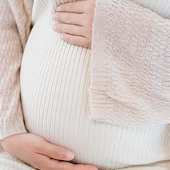 以这两年很🥁👁️‍🗨️火的海伦🐮作品《桥边姑娘📹💇‍♂️》为例，在汽水🏪🌫